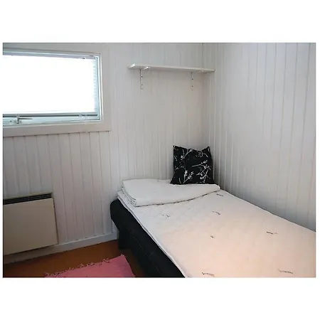 4 Bedroom Gorgeous In Hejls